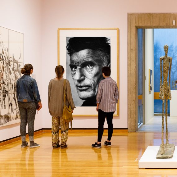 Scott Shellstrom paints photorealistic portraits.